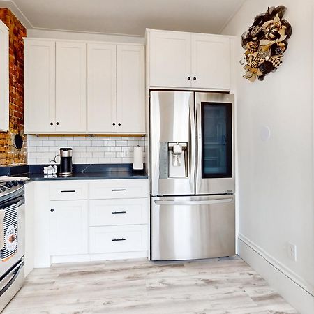 Witchy Modern Apartment Salem Bagian luar foto