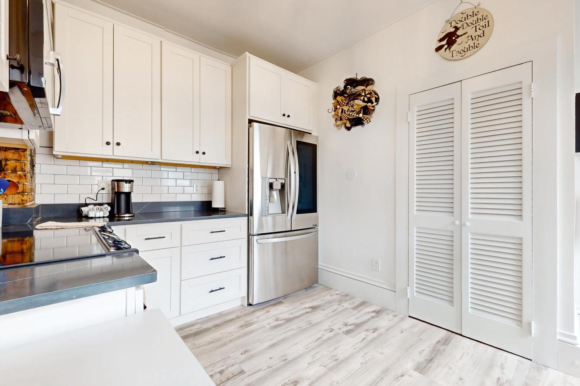 Witchy Modern Apartment Salem Bagian luar foto