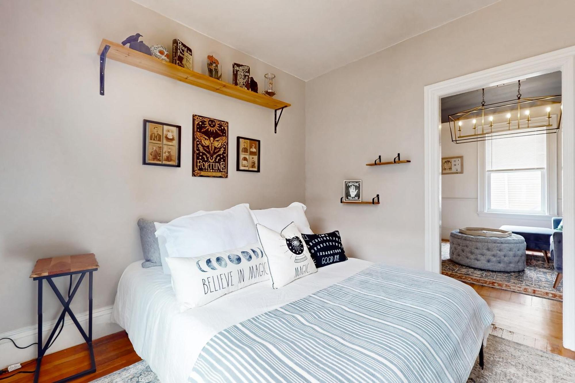 Witchy Modern Apartment Salem Bagian luar foto